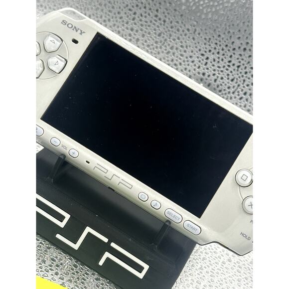 psp 3000 white w/accessories - Picture 10 of 11